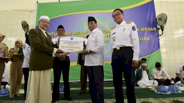 Menteri Perhubungan RI, Budi Karya Sumadi, didampingi Gubernur Sulsel, Nurdin Abdullah menyerahkan bantuan secara simbolis kepada Pimpinan Ponpes DDI Mangkoso, AGH Faried Wajedy, Kabupaten Barru, Rabu (20/03/2019).