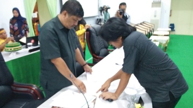 Anggota DPRD Soppeng, Andi Ria Akudran menerima perwakilan warga Dusun Jolle, Desa Umpungeng, Kecamatan Lalabata, di Sekretariat DPRD Soppeng, Kamis (21/03/2019).