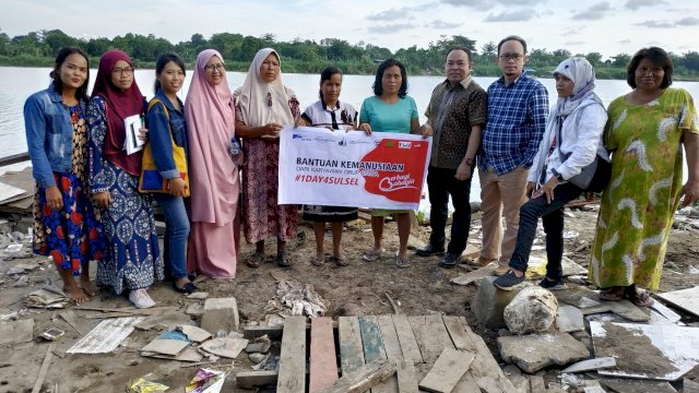 Koordinator Astra Group Makassar, Suhardi, bersama korban banjir yang menimpa warga kota Makassar, Sabtu (23/03/2019).