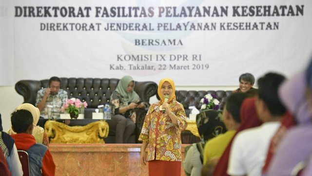 Anggota Komisi IX DPR RI, Aliyah Mustika Ilham memberikan arahan pada sosialisasi Germas yang berlangsung di Aula Wisata Pantai Galesong, Kecamatan Galesong Selatan, Kabupaten Takalar, Jumat (22/03/2019).