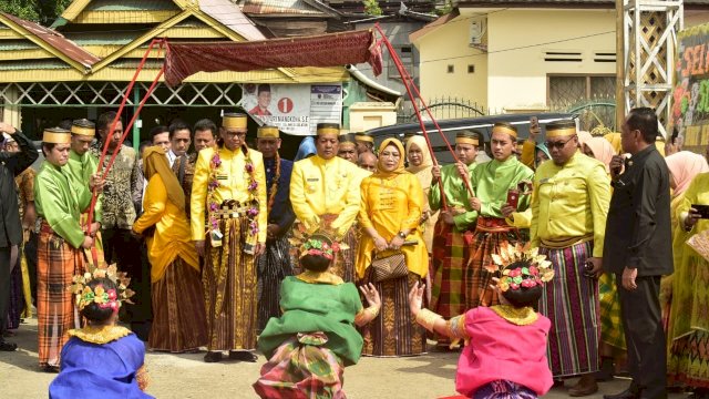 Penyambutan Gubernur Sulsel, Nurdin Abdullah pada HUT Kabupaten Soppeng ke 759 tahun, di Lapangan Gasis Watansoppeng, Sabtu (23/03/2019).
