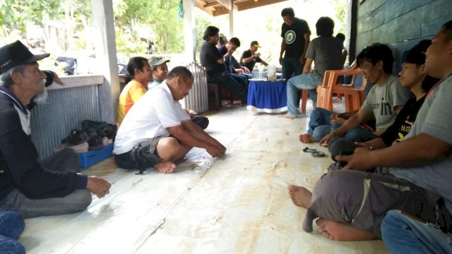Warga Dusun Jolle, Kecamatan Lalabata, Kabupaten Soppeng, berembuk untuk membahas permasalahan pemcabutan Rastra oleh Pemerintah Desa, Minggu (24/03/2019).