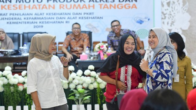Anggota Komisi IX DPR RI, Aliyah Mustika Ilham, berdialog dengan warga saat sosialisasi Keamanan dan mutu produk Alat Kesehatan, di Aula Hotel Sarison, Jl. Perintis Kemerdekaan, Kota Makassar, Senin (25/03/2019).