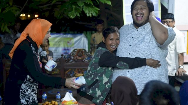 Keseruan Aliyah Mustika Ilham dan Amirul Yamin Ramadhansyah bersama warga Bangkala, Kecamatan Manggala, Kota Makassar, Senin (25/03/2019).