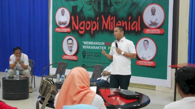 Wakil Direktur Bidang Teritorial Repnas Pusat, Herman Heizer, menjadi pembicara pada Dialog yang digelar Repnas Sulbar, di Cita Rasa Cofe And Resto, kota Mamuju, Kamis (28/03/2019).