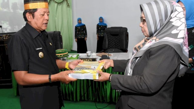 Bupati Soppeng Andi Kaswadi Razak, menyerahkan LKPJ 2018 kepada Ketua DPRD Soppeng Hj. Andi Patappaunga Soetomo, pada Rapat Paripurna DPRD Soppeng, Kamis (28/03/2019).