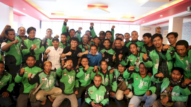 Wakil Wali Kota Makassar, Syamsu Rizal (Deng Ical) bersama puluhan Dirver Gojek, Kamis (28/03/2019).