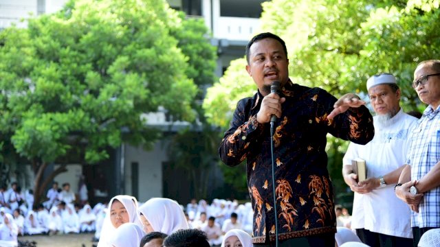 Wakil Gubernur Sulsel, Andi Sudirman Sulaiman memberikan motivasi kepada ratusan siswa Pesrta UNBK di SMAN 1 Makassar, Jumat (29/03/2019).