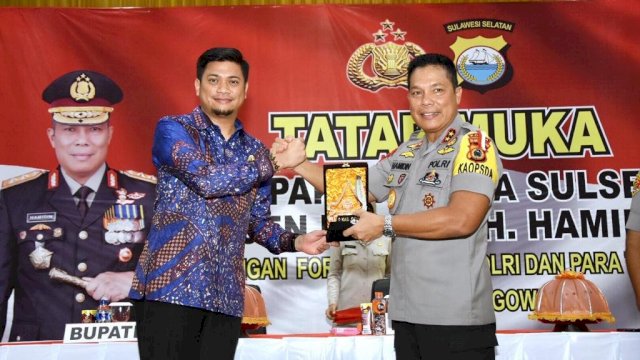 Bupati Gowa, Adnan Purichta Ichsan, menyerahkan cendera mata kepada Kapolda Sulsel, Irjen Pol Hamidin, pada acara tatap muka Polri, TNI, tokoh agama, tokoh masyarakat dan elemen masyarakat lainnya untuk Ciptakan Pemilu 2019 yang Aman dan Damai di Gedung Haji Bate, Gowa, Jumat (29/03/2019).