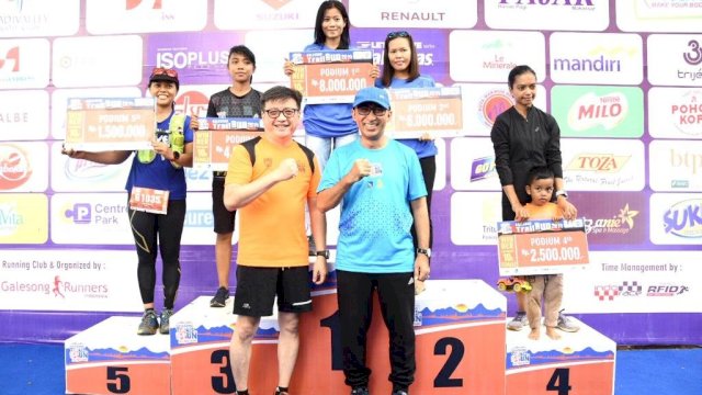 Pemberian hadiah kepada peserta yang memenangkan Galesong Trail Run 2019, berlangsung di Kawasan Lapangan Golf Padi Valley, Pattallassang, Minggu (31/03/2019).