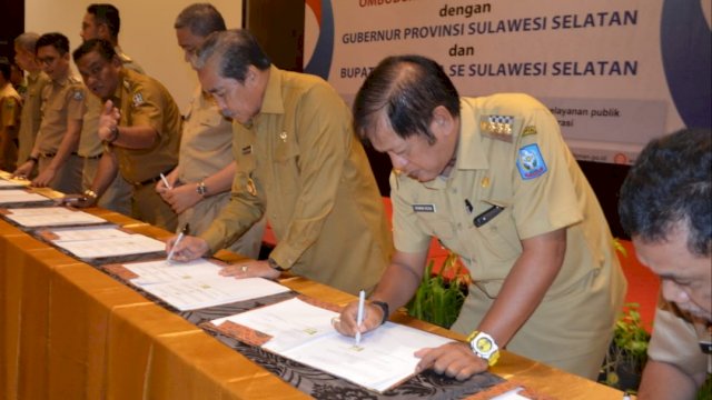 Bupati Soppeng, Andi Kaswadi Razak, dan beberapa kepala Daerah lainnya di Sulsel menandatangai MoU dengan Ombusdman RI, di Hotel Novotel Makassar, Senin (01/04/2019).