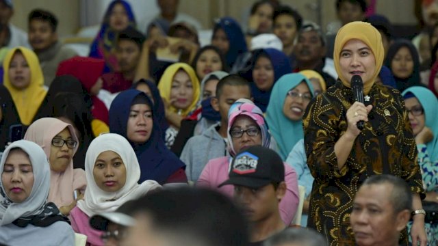 Anggota Komisi IX DPR RI, Aliyah Mustika Ilham, berbicara di hadapan ratusan warga saat sosialisasi bersama BBPOM Sulsel, di Aula RS Tajuddin Chalid, Daya, Kota Makassar, Senin (01/04/2019).