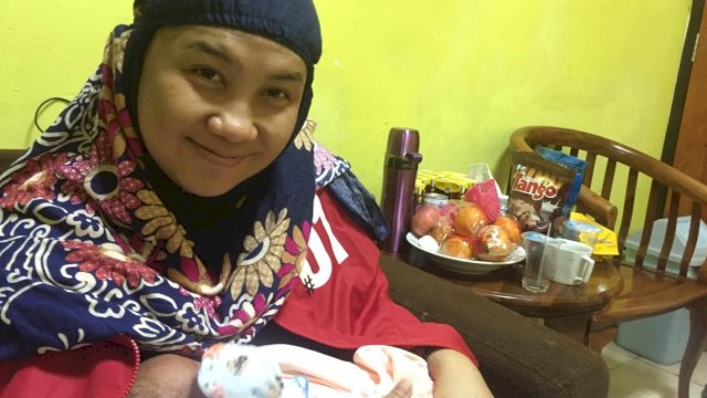 Sari Bulan menggendong putera pertamanya yang dilahirkan pada, Minggu (31/03/2019) lalu.