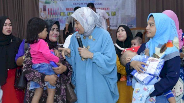 Anggota Komisi IX DPR RI, Aliyah Mustika Ilham saat menggelar sosialisasi pengawasan obat dan makanan bersmaa BBPOM Sulsel, di Aula Gedung Mulo, Jl. Jenderal Sudirman, Kota Makassar, Selasa (02/04/2019).