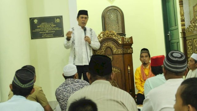 Wakil Wali Kota Makassar, Syamsu Rizal (Deng Ical) membawakan hikmah isra miraj, di Masjid Nurul Amal, Jl Sabutung, Kelurahan Tamalabba, Kecamatan Ujung Tanah, Selasa (02/04/2019).