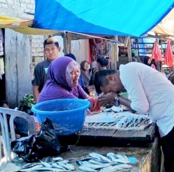 Galang Dukungan, Anwar Afa Blusukan di Pasar Mawasangka