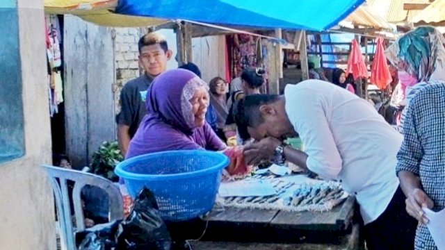 Anwar Afa menyalami salah satu pedagang di Pasar Rakyat Kecamatan Mawasangka, Jumat (05/04/2019).