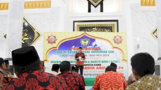Sekda Kabupaten Gowa, H. Muchlis memberikan sambutan pada peringatan Isra' Mi'raj 1440 H, di Masjid Angung Syakh Yusuf, Kamis (04/04/2019).