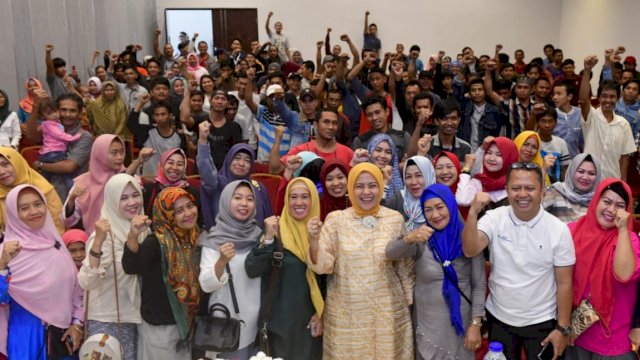 Anggota Komisi IX DPR RI, Aliyah Mustika Ilham bersama ratusan warga kota Makassar, Sabtu (06/04/2019).