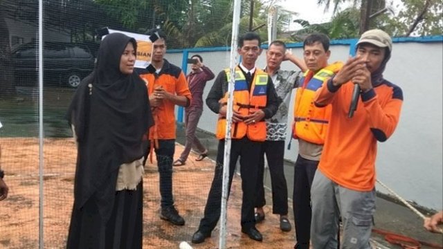 Simulasi penanggulangan bencana banjir dan kebakaran yang digelar oleh BPBD di Bank BRI Cabang Sinjai, Jumat (05/04/2019).