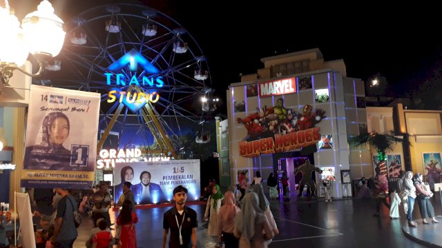 Alat Peraga Kampanye calon Anggota DPR RI, Aliyah Mustika Ilham, bersama Putera sulungnya Amirul Yamin Ramadhansyah (Bang Iyul) terpasang di arena wahana Trans Studio Mall Makassar, Minggu (07/04/2019).