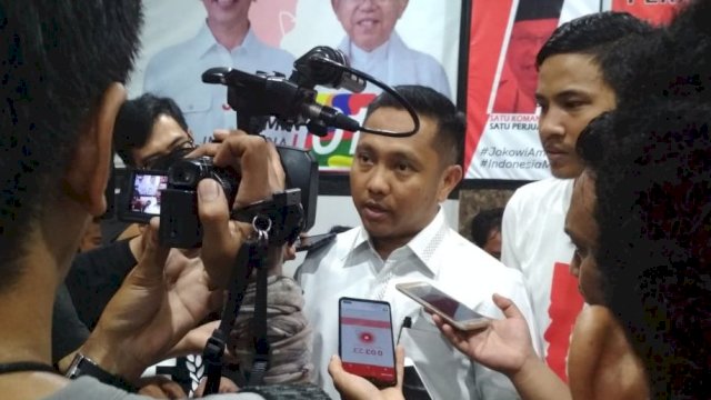 Ketua Repnas Sulsel, Herman Heizer diwawancarai awak media saat deklarasi rabu putih bersatu untuk Jokowi-Ma'ruf, di Warkop kak Jokowi, Jl. Toddopuli Raya Timur, Kota Makassar, Rabu (10/04/2019).