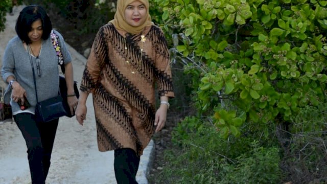 Anggota Komisi IX DPR RI, Aliyah Mustika Ilham menyusuri jalan berbatu yang tidak bisa diakses dengan kendaraan roda empat di salah satu daerah terpencil di Kepulauan Selayar, Sabtu (07/10/2019), untuk menemui warga dan meresmikan Jalan Tani.