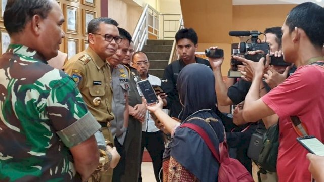 Gubernur Sulsel memberikan keterangan pers usai melakukan Video Conference bersama Menkopolhumkam, di Mapolda Sulsel, Senin (15/04/2019).
