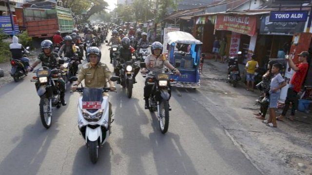 Wakil Wali Kota Makassar, Syamsu Rizal (Deng Ical) bersama jajaran TNI, Polri dan Satpol-PP melakukan patroli jelang Pemilu di wilayah Polres Pelabuhan Makassar usai Apel Tiga Pilar, Senin (15/04/2019).