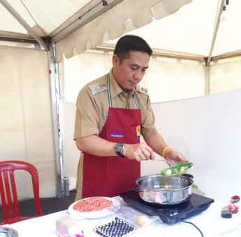 Deng Ical Terpilih Sebagai Pemenang di Lomba Memasak PT PLN