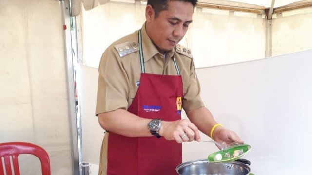 Wakil Wali Kota Makassar, Syamsu Rizal (Deng Ical) meracik masakan saat ikut lomba masak di kantor PLN Area Makassar Selatan, Jumat (26/04/2019).