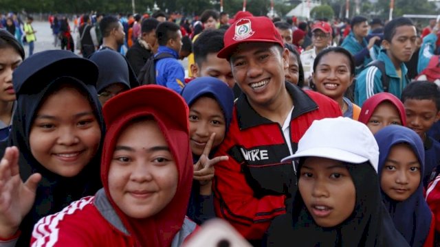 Peserta Porkot berebut swafoto bersama Wakil Wali Kota Makassar, Syamsu Rizal (Deng Ical), di Lapangan Karebosi, Jumat (26/04/2019).