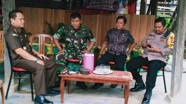 Bupati Soppeng Andi Kaswadi Razak bersama Kapolres AKBP Dedy Dewanto, Dandim Letkol. Arm. Fajar Catur Prasetyo, Kajari Watansoppeng Suwarno.SH, beristirahat di rumah warga saat meninjau PSU, Sabtu (27/04/2019).