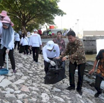 Danny Pungut Sampah pada Kerja Bakti dan Baksos HPSN Kejati Sulsel