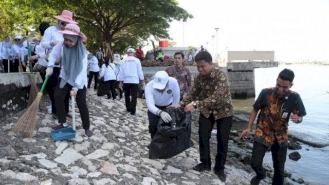 Danny Pungut Sampah pada Kerja Bakti dan Baksos HPSN Kejati Sulsel