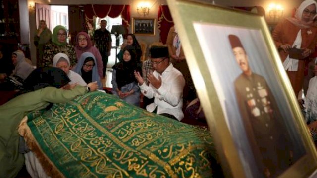 Wali Kota Makassar, Moh. Ramdhan &lsquo;Danny&rsquo; Pomanto melayat ke rumah duka Almarhum Andi Sose, Jl. Sungai Katangka, Selasa (26/03/2019) Pukul 08.00 Wita.