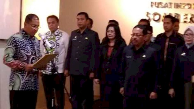 Wali Kota Makassar, Moh Ramdhan Pomanto melantik TPAKD Kota Makassar, di Sombere City Galery, Lantai ll Menara Balaikota Makassar, Kamis (28/03/2019).