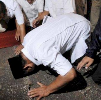 Klaim Menang 62 Persen, Prabowo Sujud Syukur