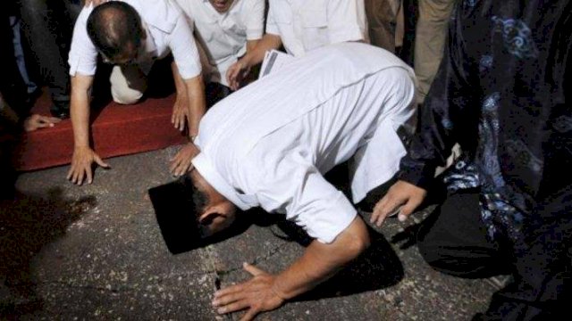 Calon Presiden nomor urut 02, Prabowo Subianto melakukan sujud syukur usai mengumumkan kemanangannya pada Pemilu 2019, Rabu (17/04/2019). (FOTO : tribunnews).
