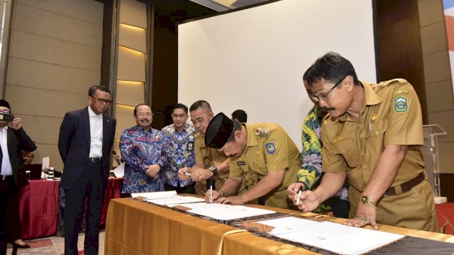 Gubernur Sulsel Nurdin Abdullah, bersama Kepala Ombusdman RI Amzulian Rifai, menyaksikan penandatanganan MoU Bupati/Wali Kota se-Sulsel dengan Ombusdman, di Hotel Novotel, Kota Makassar, Senin (01/04/2019).