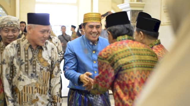 Wakil Wali Kota Makassar, Syamsu Rizal (Deng Ical) melantik pengurus Masjid Mubarak dan Asosiasi Pedagang Pasar Butung periode 2019-2024, di Masjid Mubarak, Senin (01/04/2019).