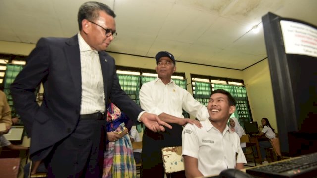 Mendikbud RI Muhajir Effendy dan Gubernur Sulsel Nurdin Abdullah saat meninjau pelaksanaan hari pertama UNBK di SMAN 1 Makassar, Senin (01/04/2019).