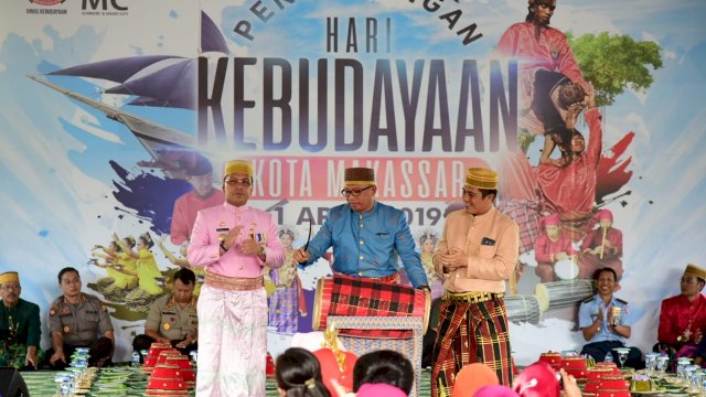 Pj Sekda Provinsi Sulsel, Ashari F Radjamilo memukul gendang pencanangan hari kebudayaan kota Makassar, di Pelataran Benteng Ford Rotterdam Makassar, Senin (01/04/2019).