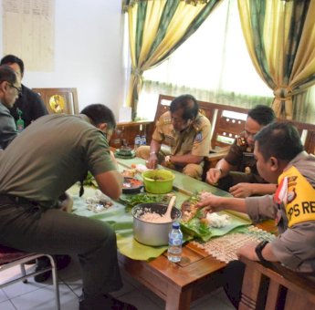 Keakraban Andi Kaswadi Bersama Forkopimda Soppeng, Makan Beralas Daun Pisang