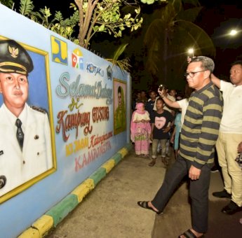 Di Kampung Gusung Bantaeng, Nurdin Abdullah Disuguhkan Lukisan Momentum Bersama Istri