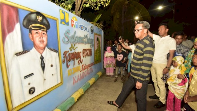 Gubernur Sulsel, Nurdin Abdullah, saat mengunjungi Kampung Gusung, Kabupaten Bantaeng, Rabu (03/04/2019) malam.