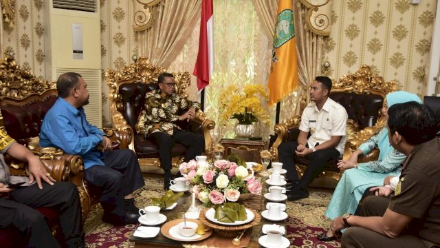 Bupati Sinjai Andi Seto Gadhista Asapa, menjamu Gubernur Sulsel Nurdin Abdullah di Rumah Jabatan Bupati Sinjai, Kamis (04/04/2019).