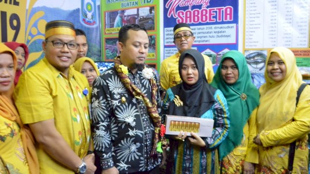 Wakil Gubernur Sulsel, Andi Sudirman Sulaiman mengunjungi stand Pemkab Soppeng di Celebes Convention Center Kota Makassar, Kamis (04/04/2019).