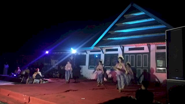 Penampilan Tari Songkok Recca oleh Lembaga Seni Budaya Arung Palakka pada Bone Culture Festival Bone Mabessa 2019, Kamis (04/04/2019).