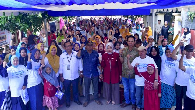 Anggota Komisi IX DPR RI, Aliyah Mustika Ilham bersama ratusan warga kampung Bontoa, Kecamatan Tamalanrea, Kota Makassar, Kamis (04/04/2019).